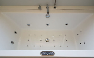 Kupiliśmy wannę z hydromasażem za pół ceny, bo nie miała obudowy