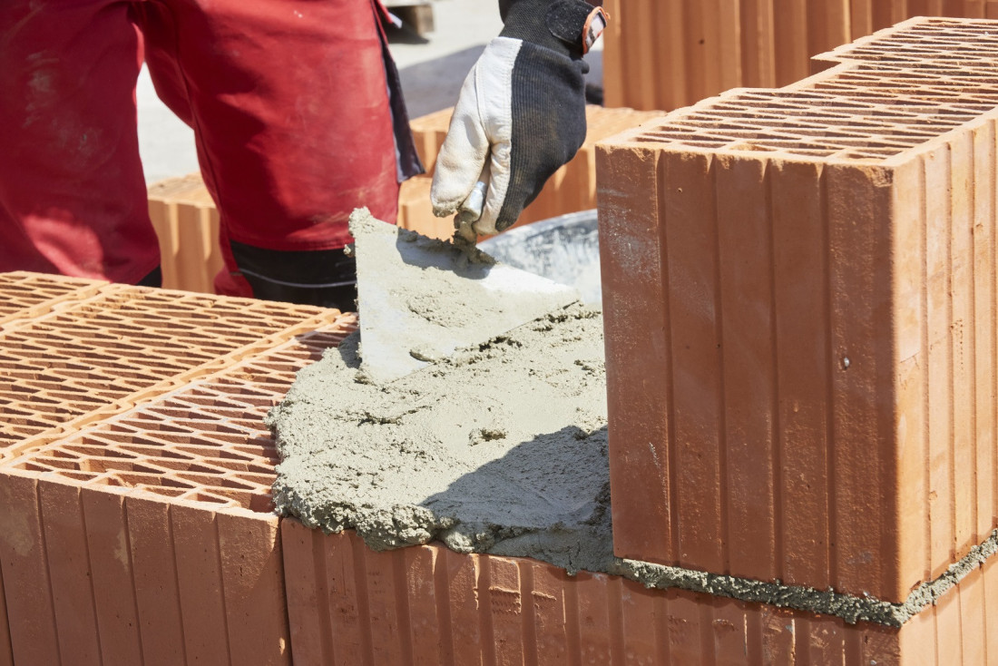 Gdzie stosować zaprawę cementową i jakie ma właściwości?