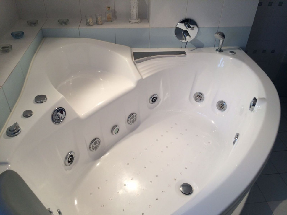 Wanna ma dysze wodne i powietrzne, kaskadową wlewkę, lampy do chromoterapii