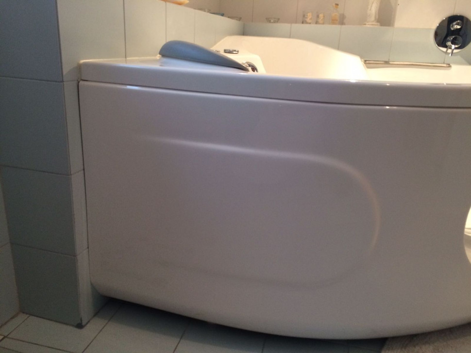 Frontową część obudowy wanny można zdemontować, np. w celu wykonania przeglądu osprzętu