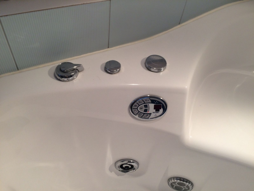 Do nastawiania funkcji służy panel sterujący i pilot