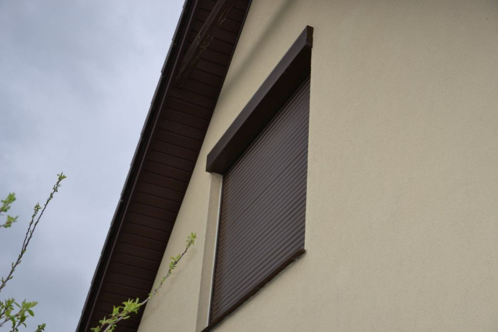 Skrzynka nadokiennej rolety została solidnie ocieplona, a jej prowadnice zatynkowane.