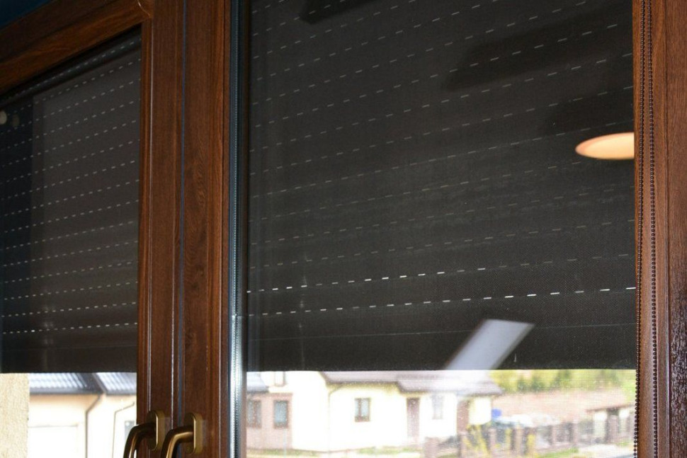 Kasety i prowadnice dwóch rolet wewnętrznych przytwierdzono do listew przyszybowych, a do obsługi zamontowano łańcuszki koralikowe