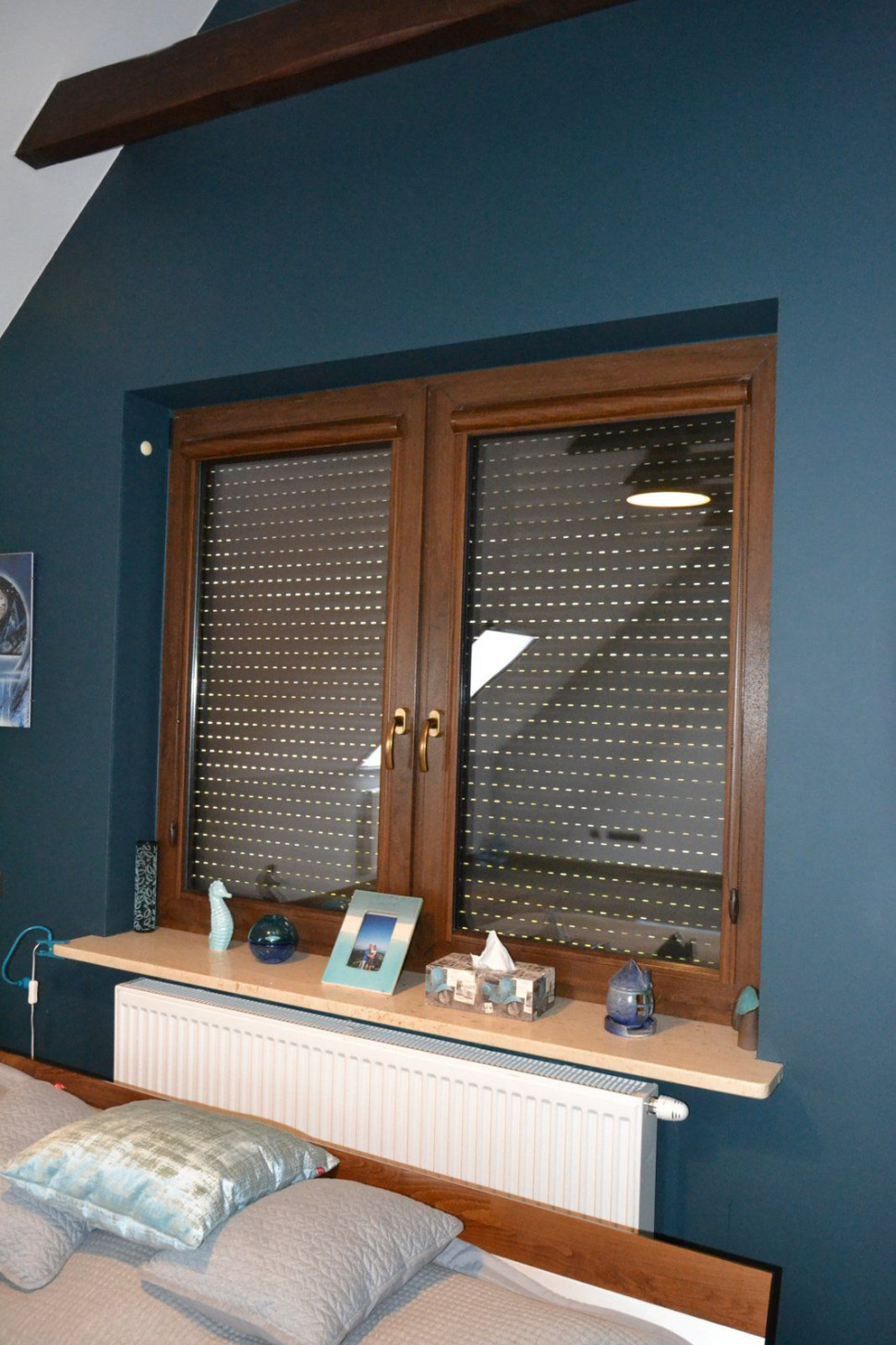 Kolor i fakturę kaset i prowadnic rolet wewnętrznych Konrad doskonale dopasował do koloru okleiny na ramach okna z PVC