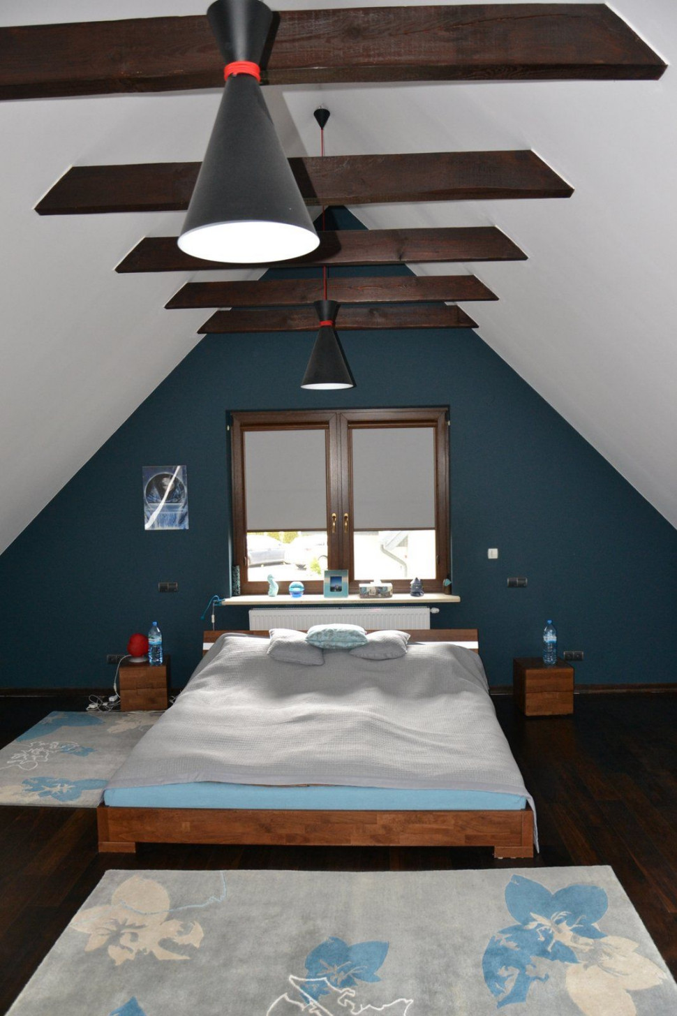 Rolety wewnętrznie na oknie pionowym w sypialni