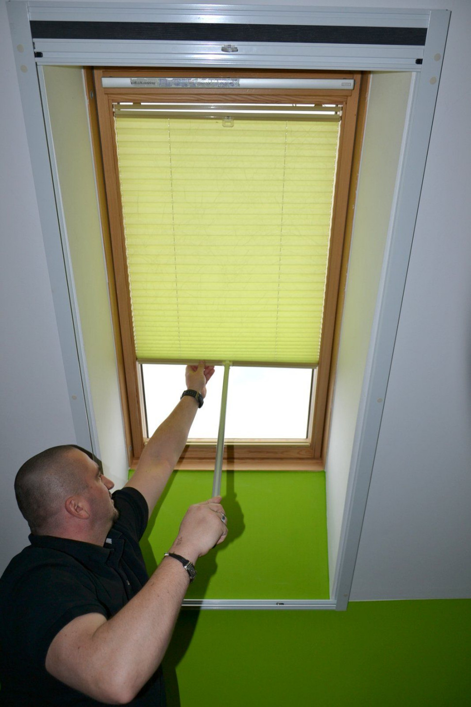 Półprzepuszczalna plisowana roleta bez prowadnic na oknie dachowym