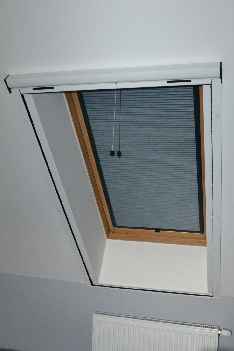 Roleta zacieniająca z prowadnicami bocznymi