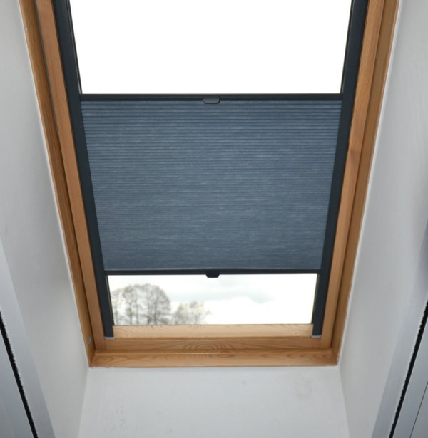 Tkanina plisowana ma warstwę aluminium, odbijającą światło i gorąco