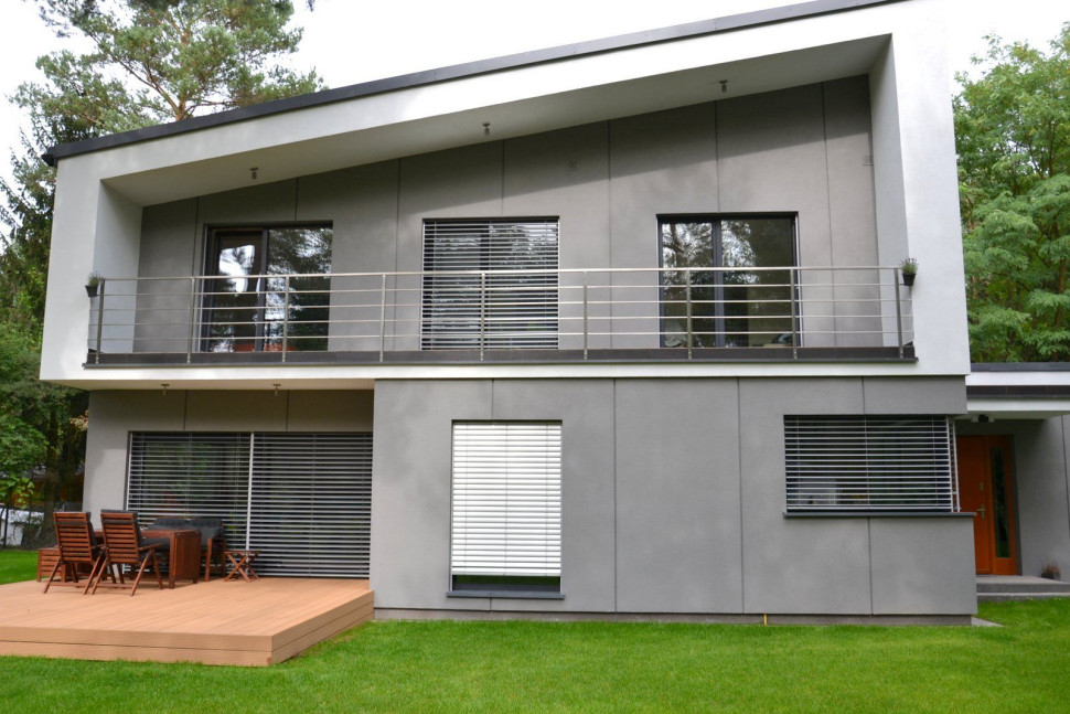 Zewnętrzne żaluzje z aluminium założono na wszystkich oknach fasadowych