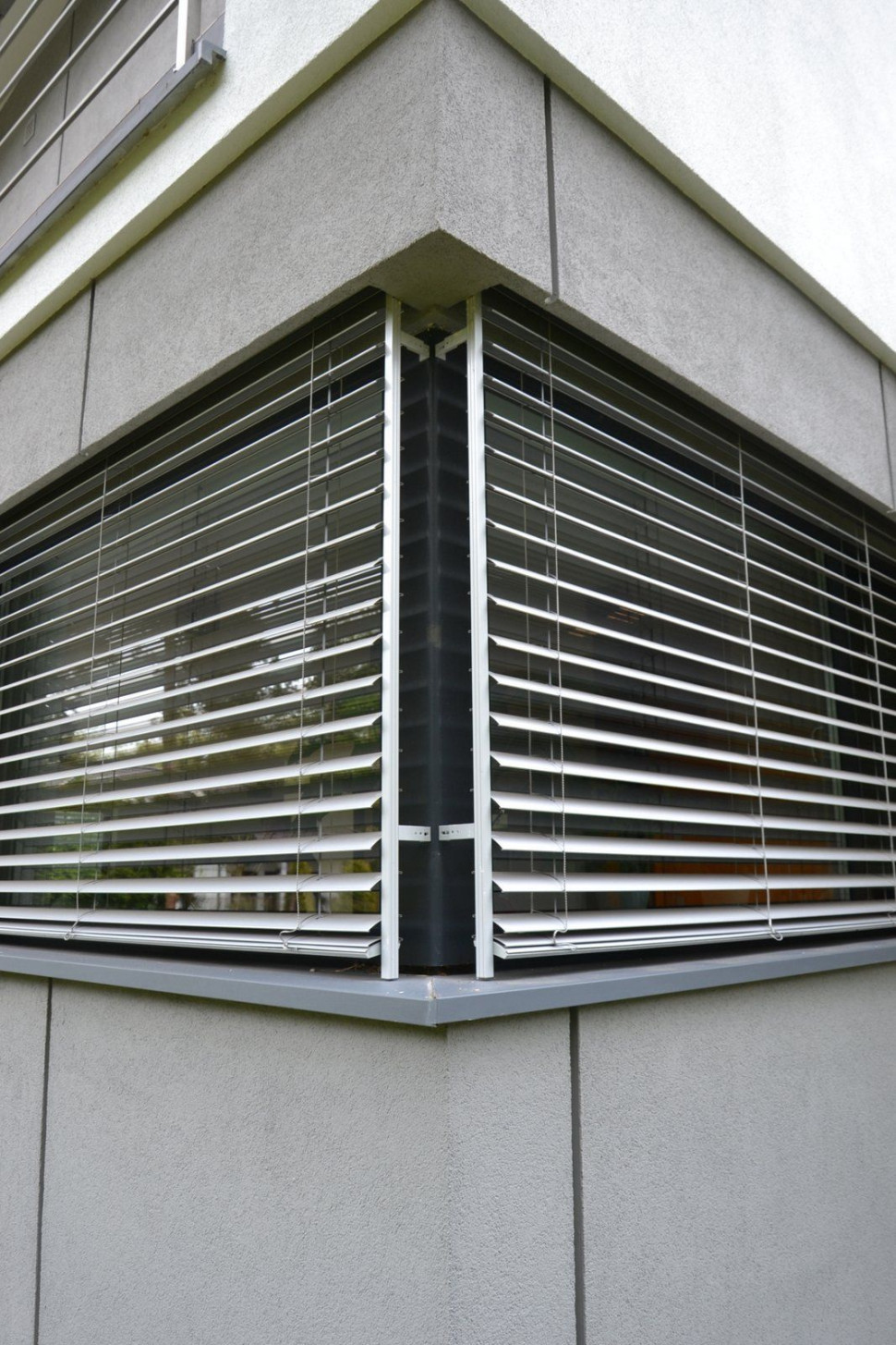 Żaluzje w narożnych oknach w kuchni