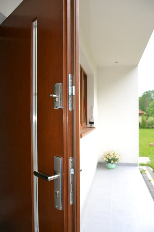 Drzwi mają 2 wysokiej klasy zamki, górny z pokrętłem ułatwia zamykanie od wewnątrz