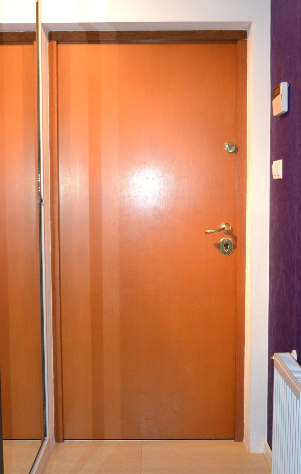 Drzwi od strony wiatrołapu otwiera się gałką w górnym zamku