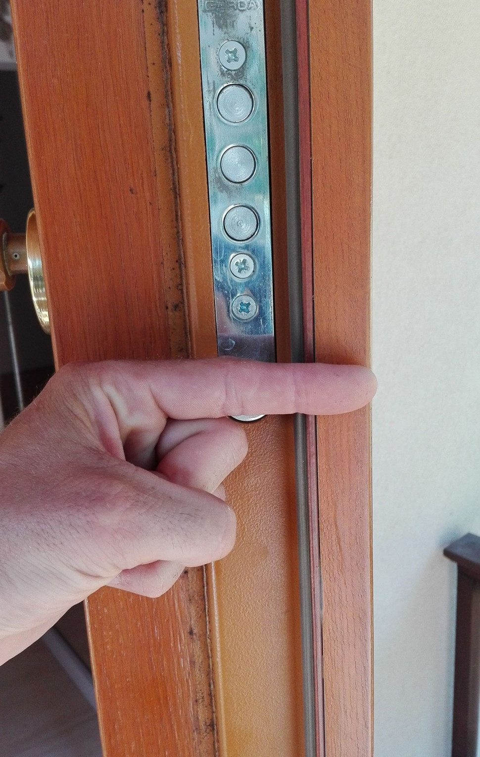 Skrzydło ze stali, wykończone drewnem i laminatem, ma grubość 12 cm