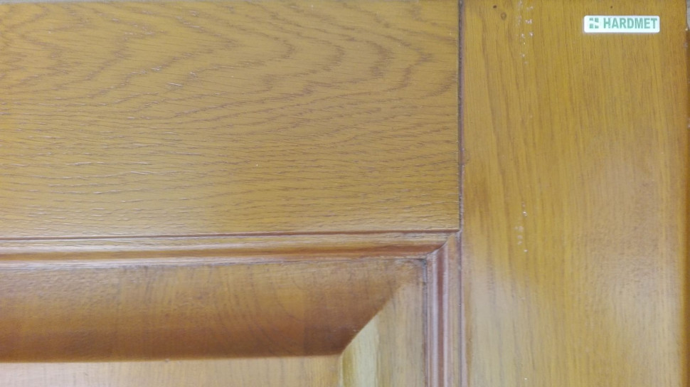 Drewno na drzwiach wejściowych zabezpieczono powłoką odporną na czynniki zewnętrzne