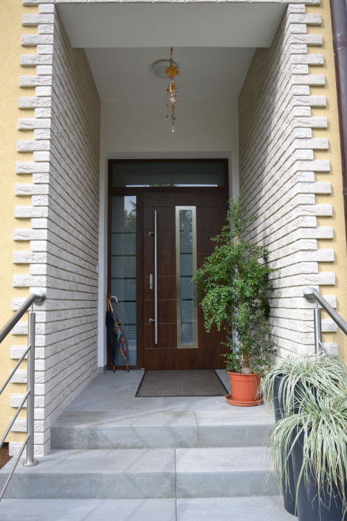 Długi, zadaszony podest we wnęce wejściowej