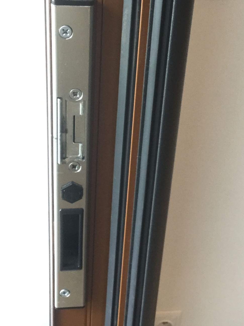 Elementy automatycznej zasuwnicy, ryglującej drzwi w 6 miejscach - m.in. zaczepy zasuwnicy z regulowanym dociskiem