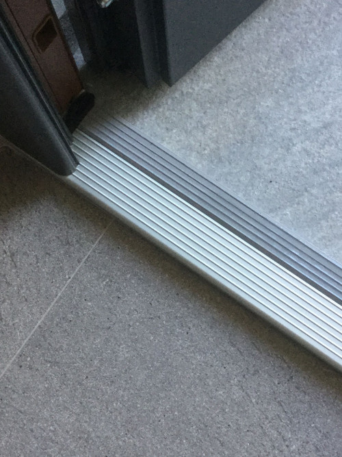 Ciepły próg PVC/ALU z przegrodą termiczną i uszczelnienie wind stoper