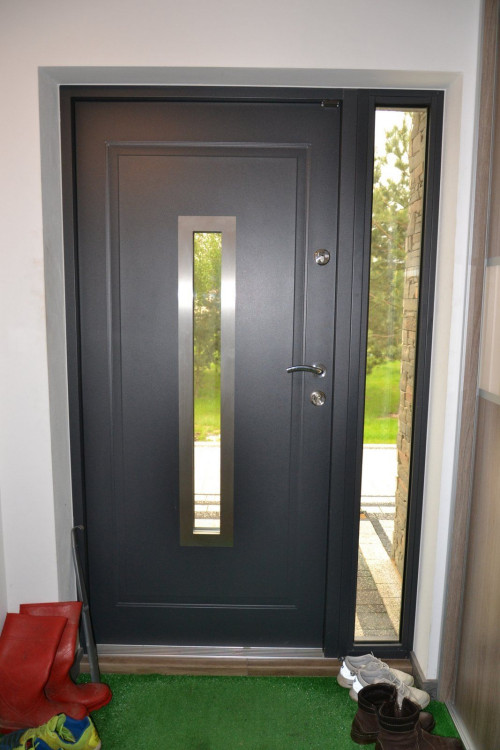 Przez przydymione przeszklenie w skrzydle i bocznym doświetlu wpada w głąb wiatrołapu sporo światła