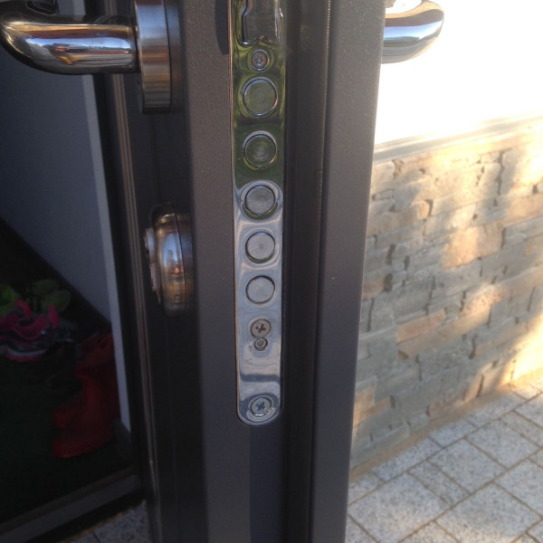 Solidny zamek z wieloma bolcami antywyważeniowymi