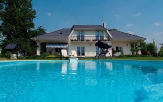 Własny basen pod chmurką