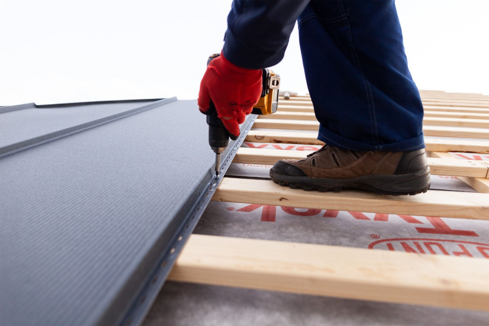 Montaż paneli dachowych na rąbek firmy Blachy Pruszyński