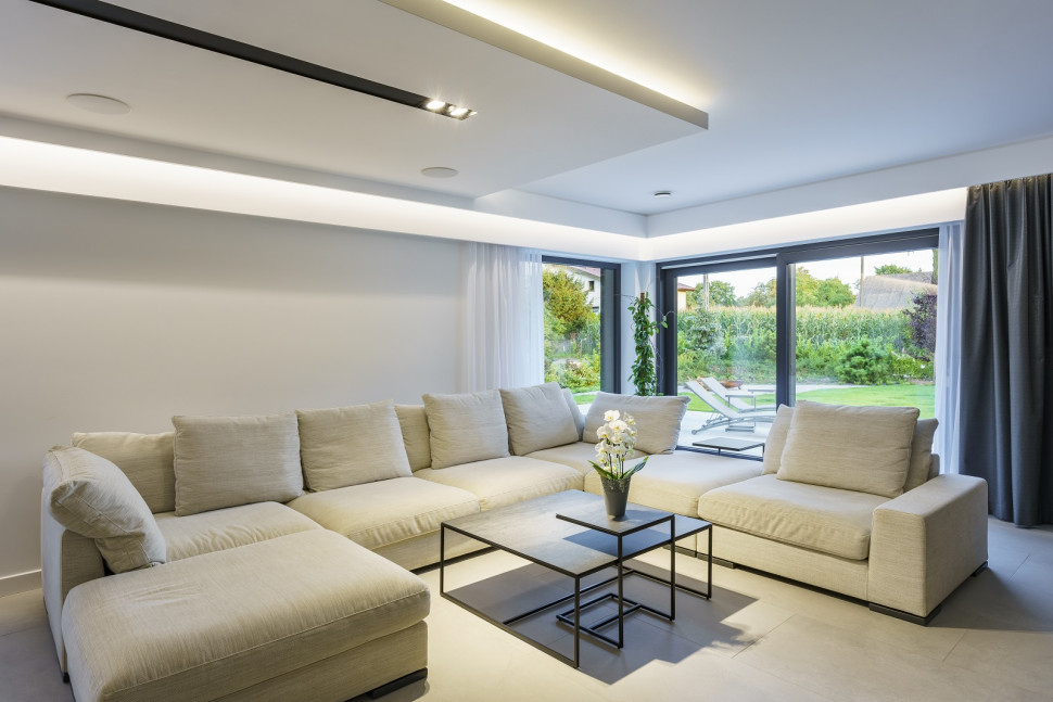 Salon z dużymi przeszkleniami Krispol