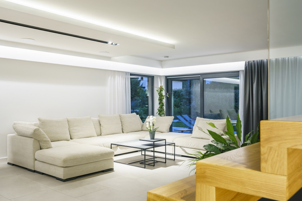 Salon z dużymi przeszkleniami Krispol