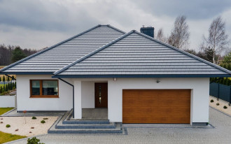 Dach skutecznie zabezpieczony przed działaniem porywistego wiatru