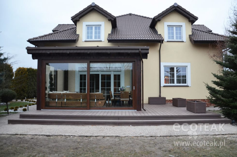 Połączenie ciemnego zadaszenia tarasu z jasną elewacją