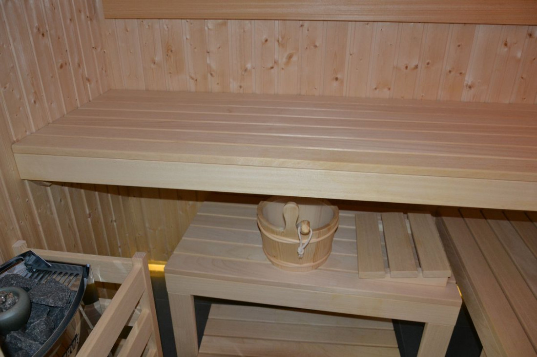 Sauna fińska z piecem do aromaterapii na poddaszu