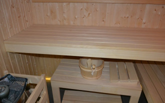 Sauna fińska z piecem do aromaterapii na poddaszu