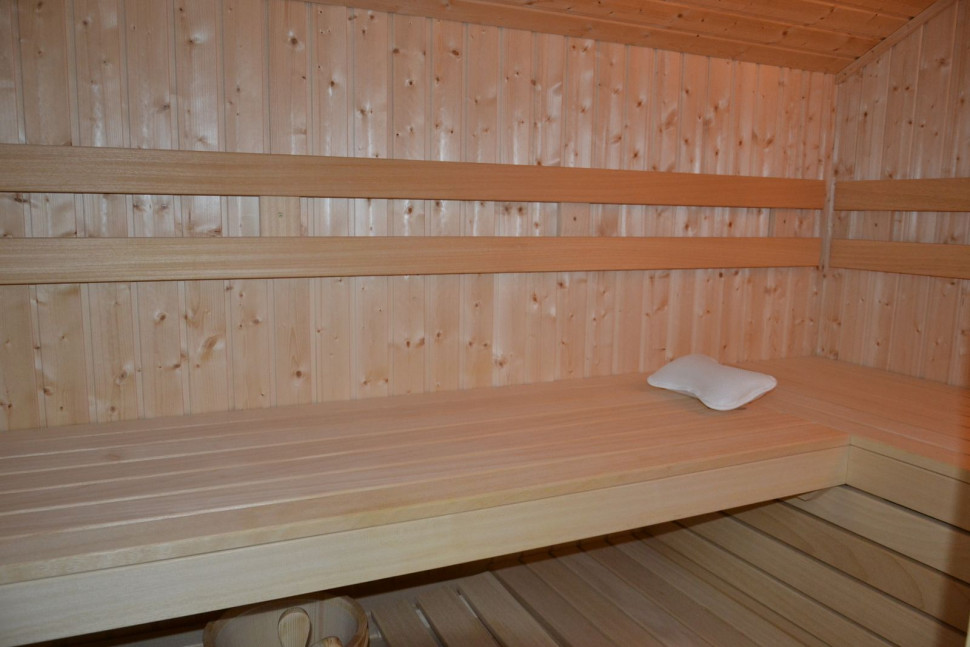 Sauna fińska: Z zimnego drewna abachi wykonano ławy, oparcia, obudowę pieca