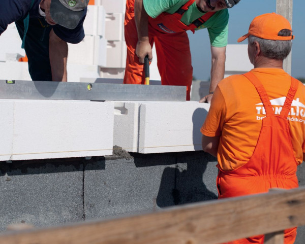 Wznoszenie ścian z betonu komórkowego