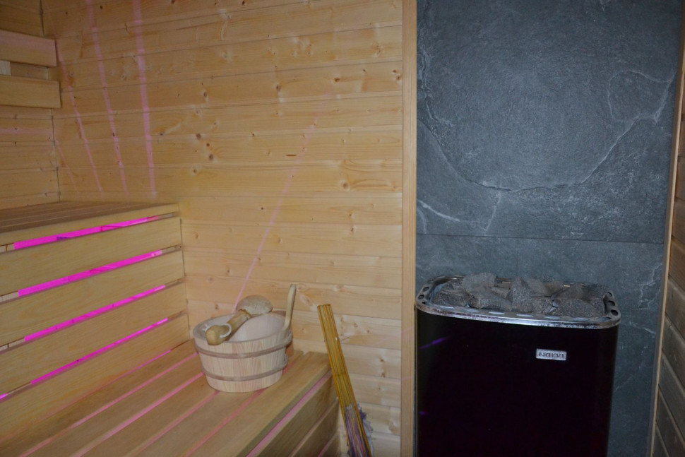 Jednofunkcyjny piec o mocy 9 kW, ławy z osiki, oświetlenie LED RGB