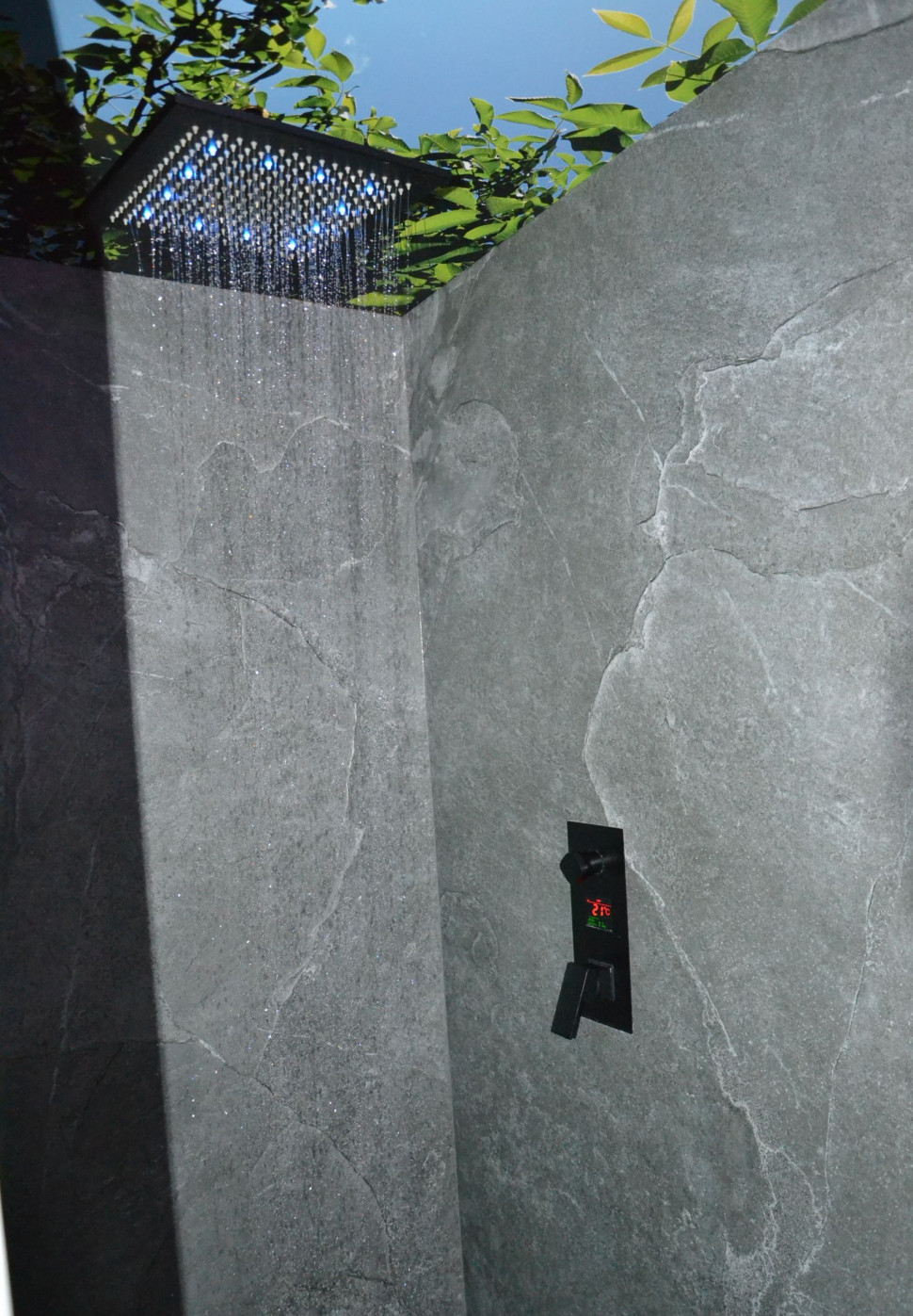 Prysznic z dekoracyjnym sufitem i deszczownicą (sygnalizującą kolorem diod LED temperaturę wody)