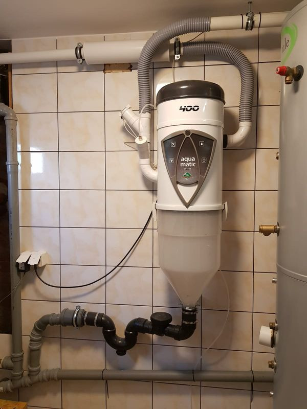 Zamontowany odkurzacz wodny Aqua Matic 400