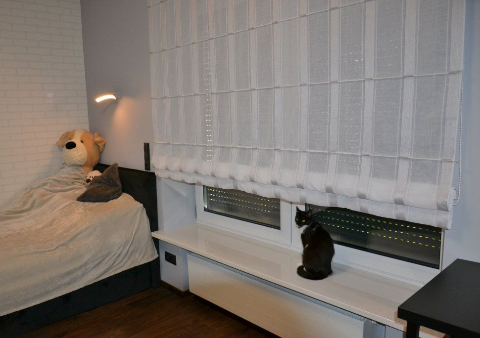 Rolety elewacyjne na oknach pionowych - widok z pokoju dziecka