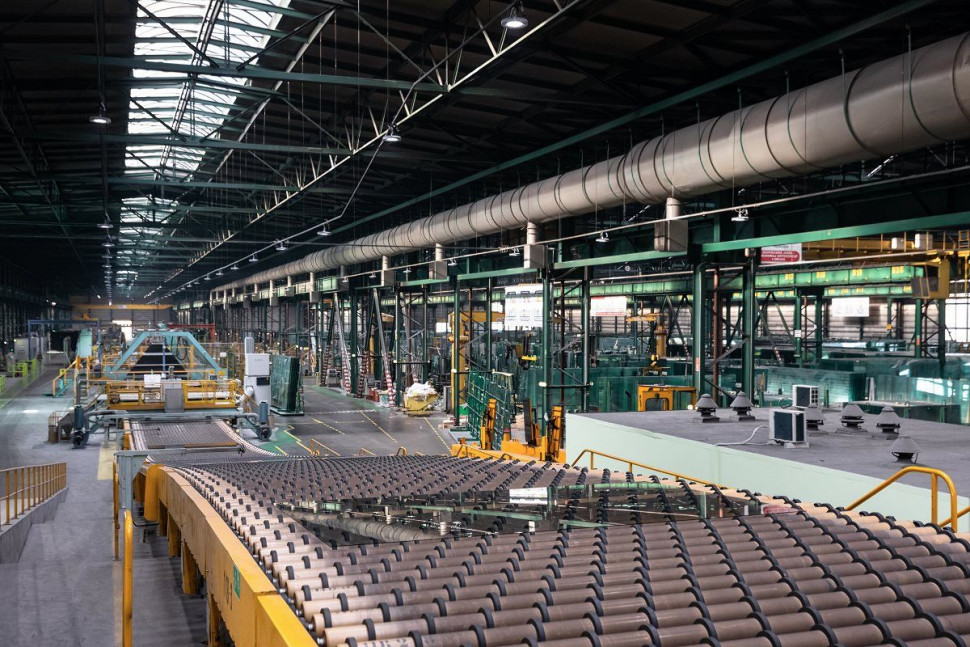 Tadfla szkla na rolkach lini produkcyjnej w zakładzie produkcji. fot. NSG Group