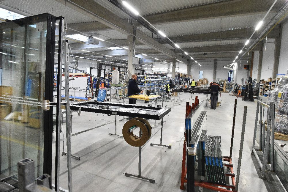 Wnętrze nowej hali produkcyjno-magazynowej AWILUX