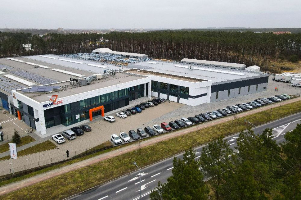 Widok onwej hali produkcyjnej AWILUX z lotu ptaka