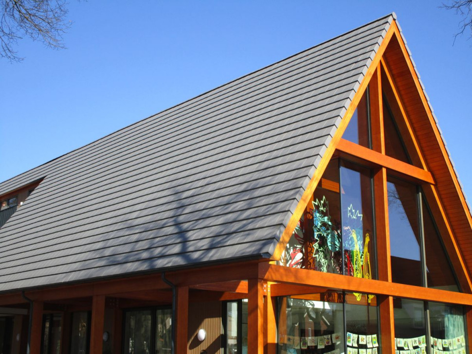 Dach kryty dachówką ceramiczną Actua 10 LT, szara angoba marki Koramic. fot. Wienerberger