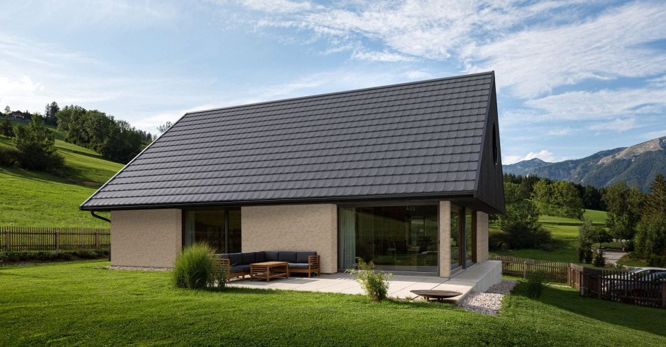 Dach kryty dachówką ceramiczną Koramic V11, bazaltowa angoba. fot. Wienerberger