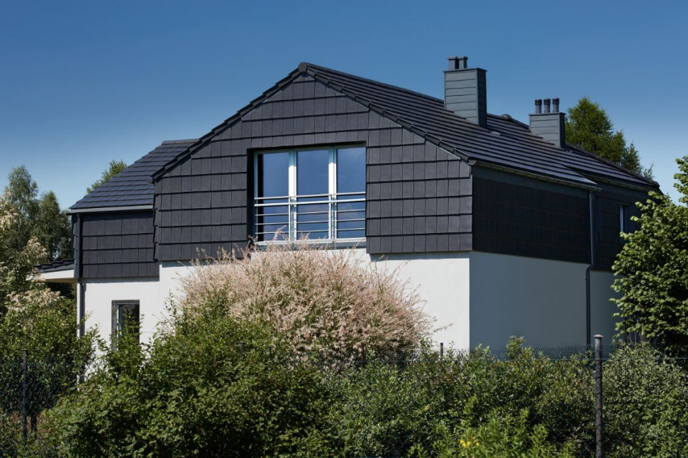 Dach kryty dachówką ceramiczną Orea 9 antracytowa angoba - spójny z elewacją. fot. Wienerberger