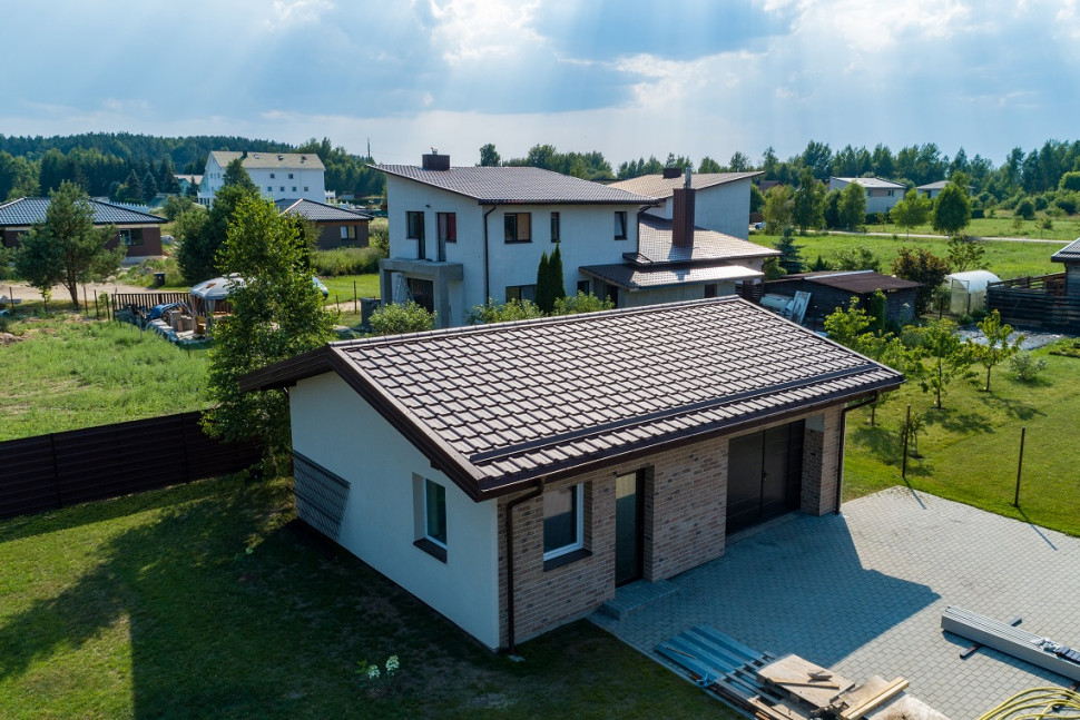 Budynek pokryty blachodachówką Argilla