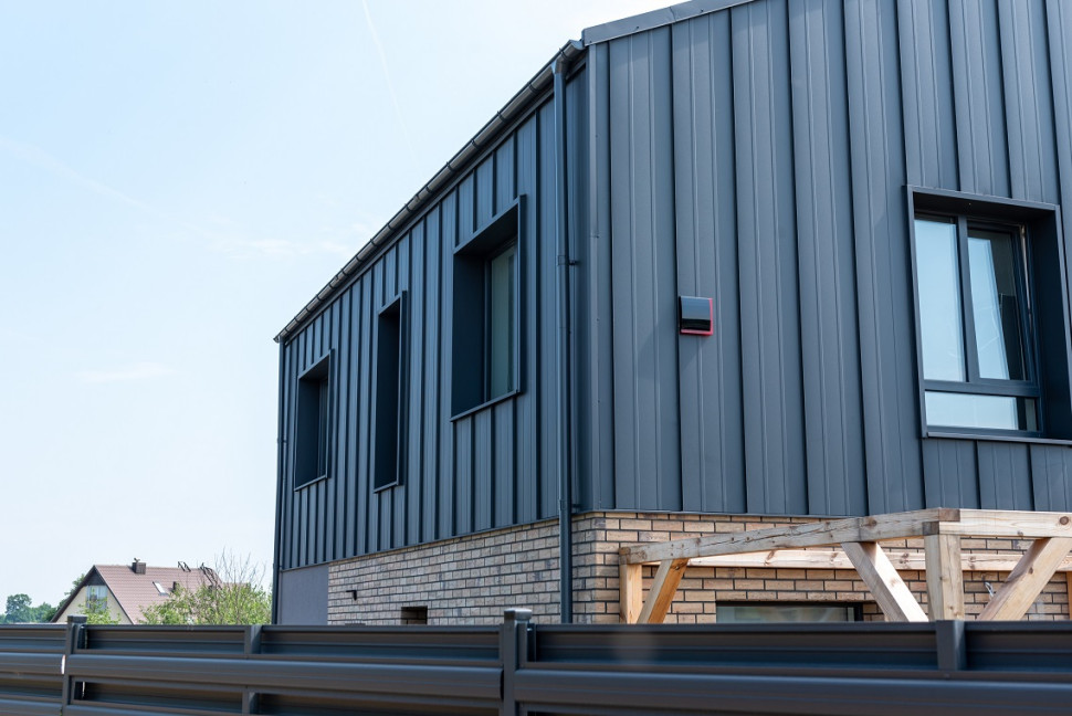 Budynek z blaszaną elewacją