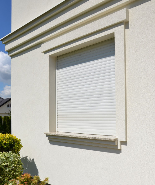 Nadprożowe rolety: Biały pancerz, ocieplony pianką PU, dopasowano do kolorystyki elewacji