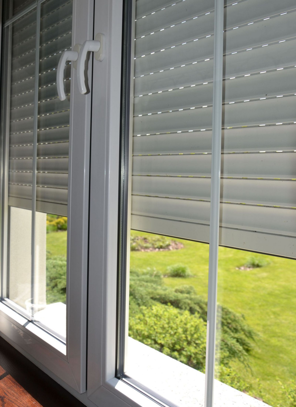 Okno z roletą nadprożową od strony wewnętrznej