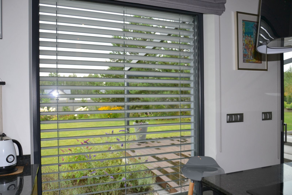 Żaluzje fasadowe w pozycji otwartej