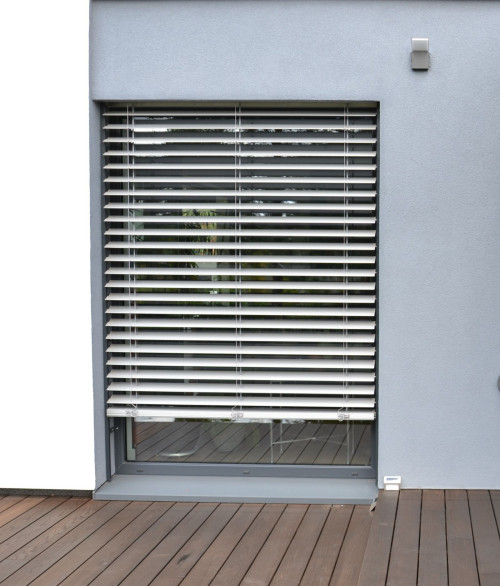 Żaluzje fasadowe: Kasetę zakrywa ocieplenie i tynk, kolor prowadnic dopasowano do ram okien