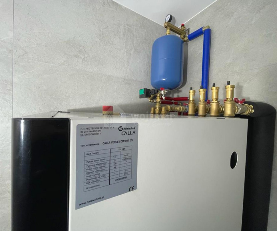 W jednostce wewnętrznej znajduje się automatyka sterująca pracą pompy i układem hydraulicznym.